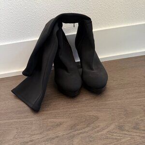 DONALD J PLINER Boots Heels Black Sleek